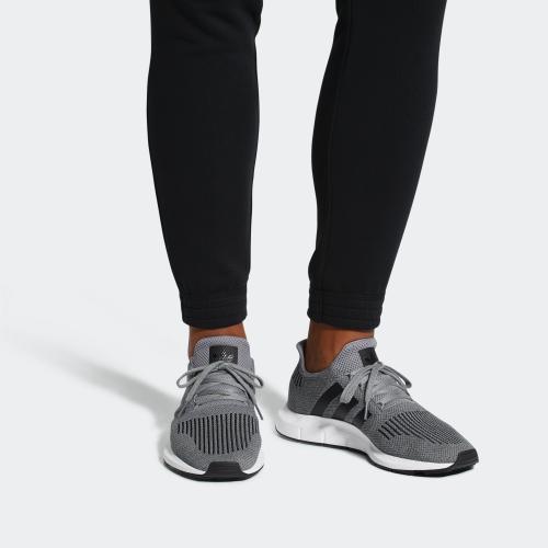 SWIFT RUN 運動鞋- 灰色| 男子| adidas(愛 